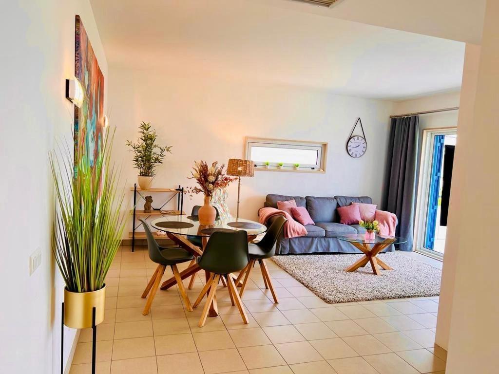 Angies Marina Apartment, Includes 2 Free Passes For The Marina Pool Lagos